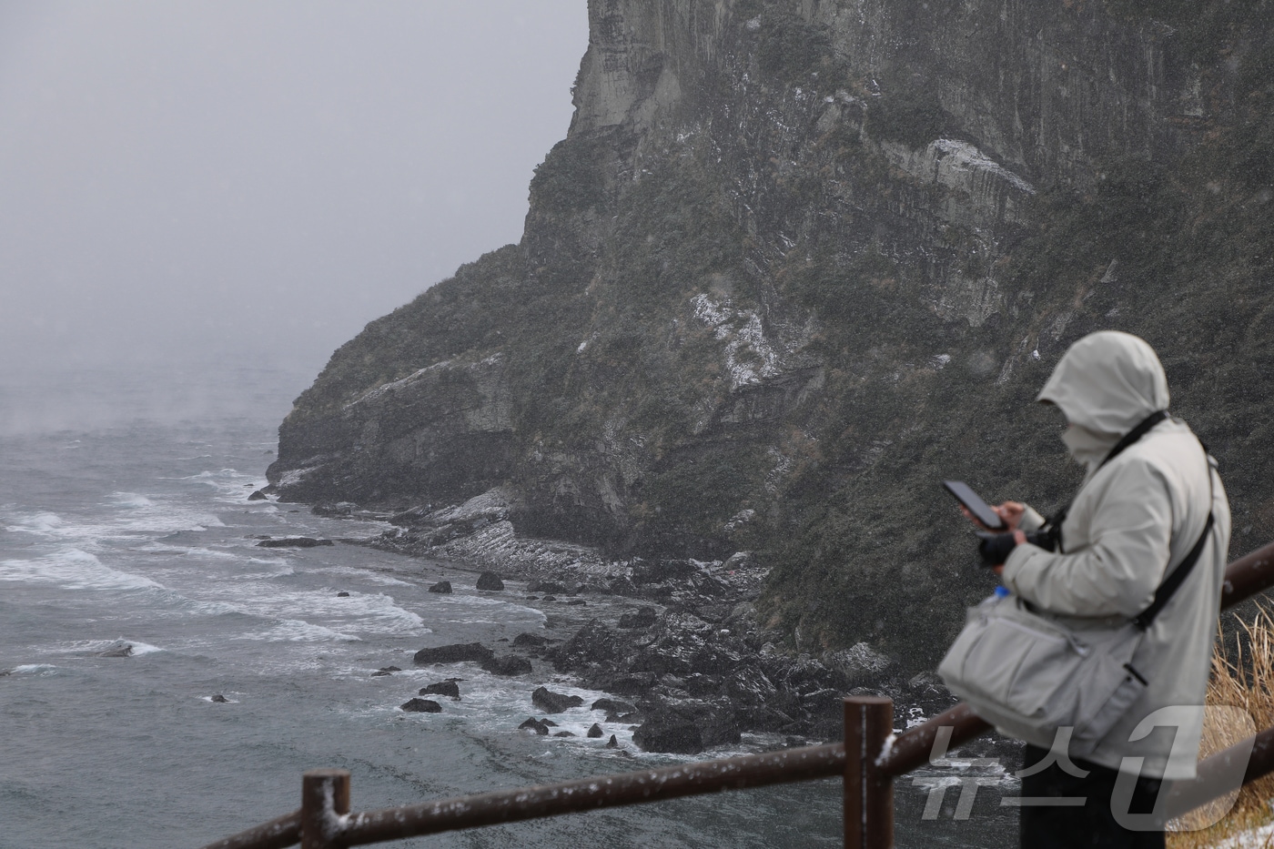 지난  11일 오후 서귀포시 성산일출봉에 눈보라가 치고 있다. 2026.1.11/뉴스1 ⓒ News1 오미란 기자