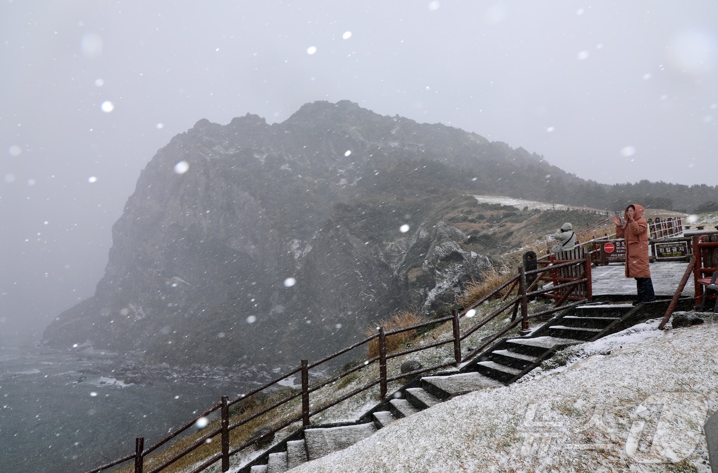 제주에 대설·강풍·풍랑특보가 내려진 11일 오후 서귀포시 성산일출봉에 눈보라가 치고 있다. ⓒ News1 오미란 기자