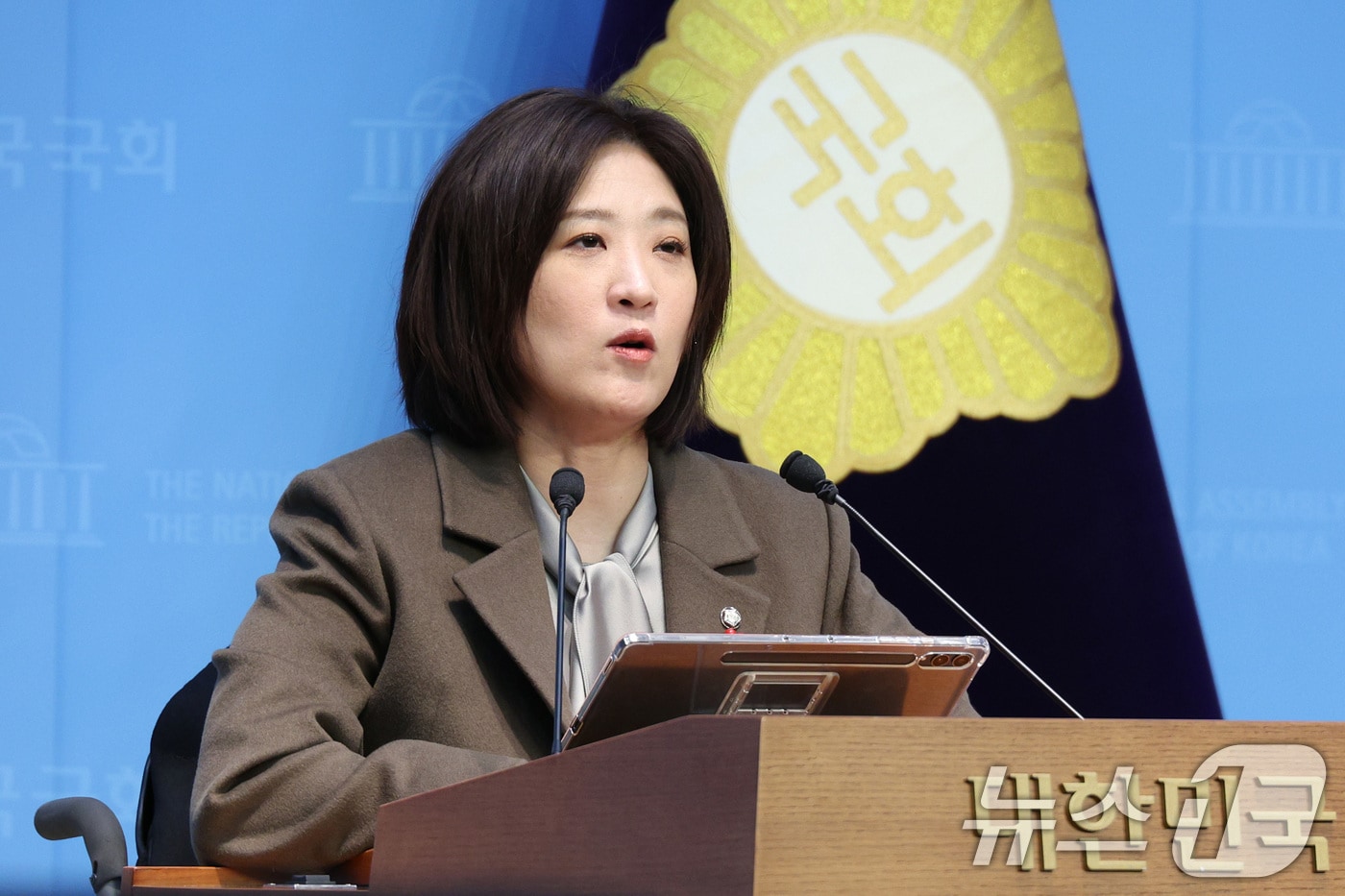 최보윤 국민의힘 수석대변인이 지난 11일 서울 여의도 국회 소통관에서 현안 브리핑을 하고 있다. 2026.1.11/뉴스1 ⓒ News1 신웅수 기자