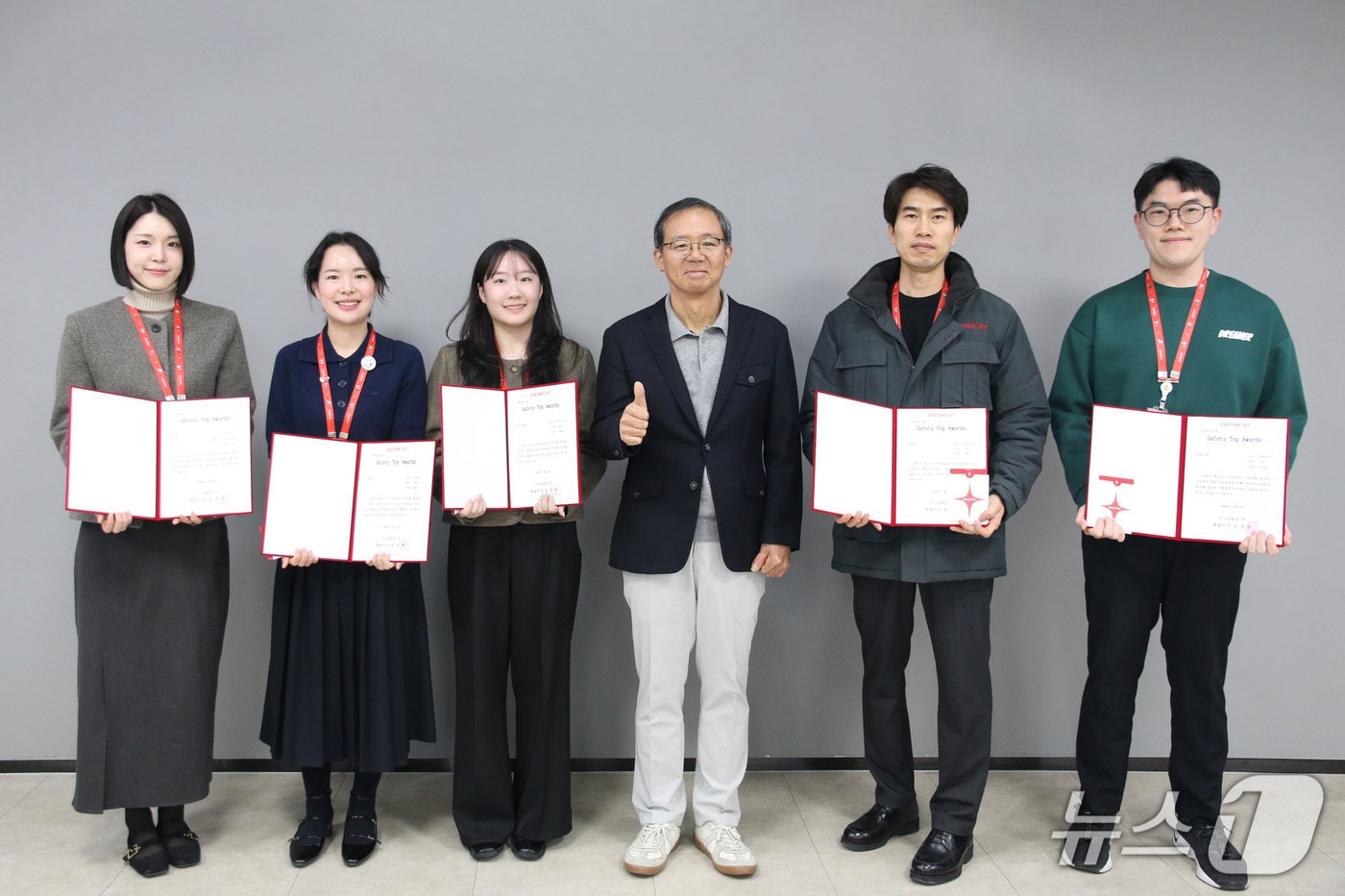 지난 9일 오후 이스타항공 마곡 본사 대회의실에서 열린 ‘2025년 안전 포상 시상식’에서 조중석 대표이사(왼쪽 네 번째)와 포상 수여자들이 기념 촬영을 하고 있다.(이스타항공 제공) 