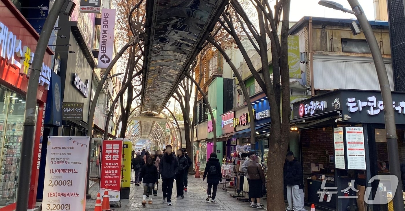 11일 오후 전북 전주시 객리단길에 시민·관광객들의 발길이 이어졌다.2026.1.11/뉴스1 문재욱기자