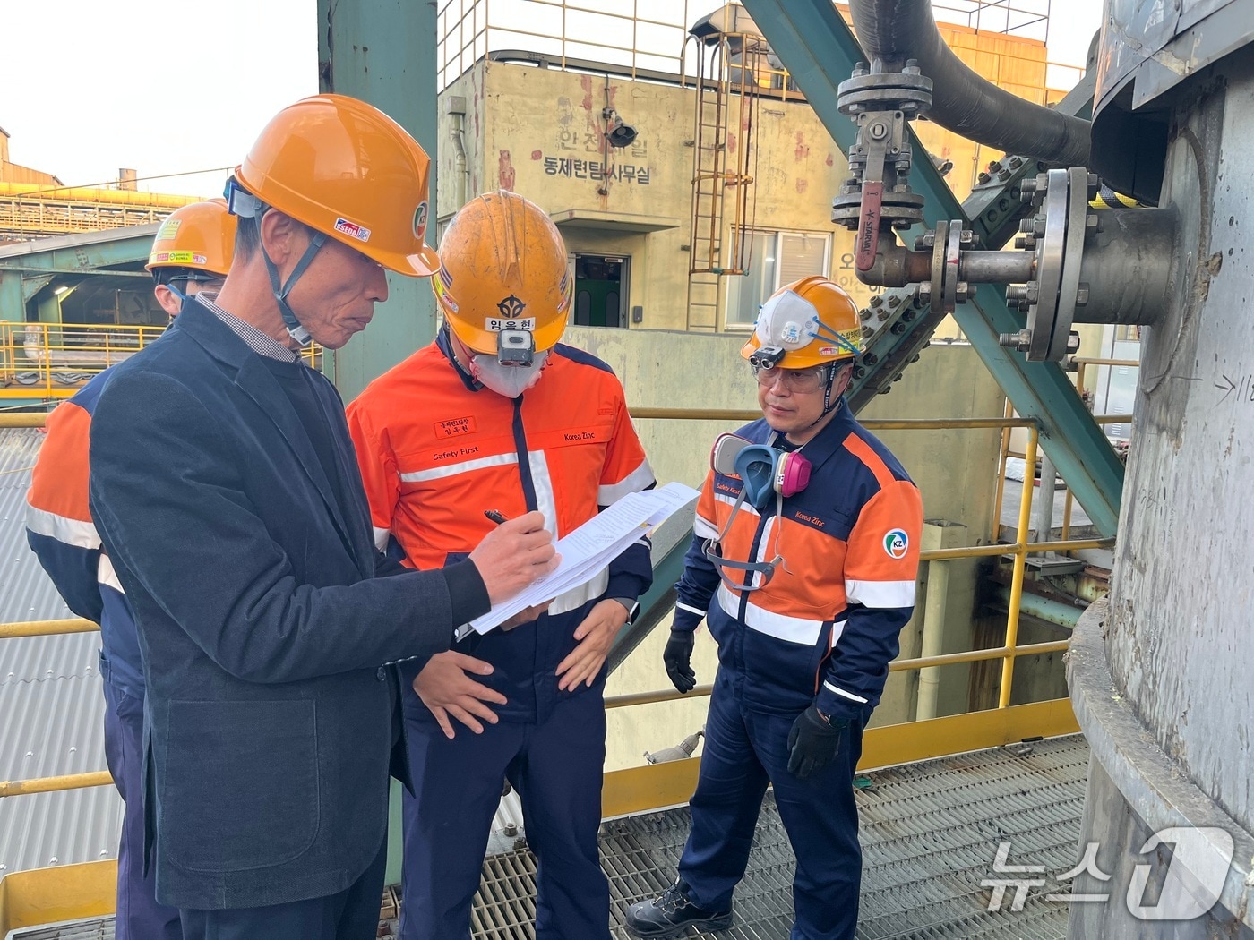 울산소방본부 관계자들이 고려아연 온산제련소를 대상으로 소방안전관리 체계 고도화를 위한 전문가 상담을 실시하고 있다.(울산시 제공. 재판매 및 DB금지)/뉴스1