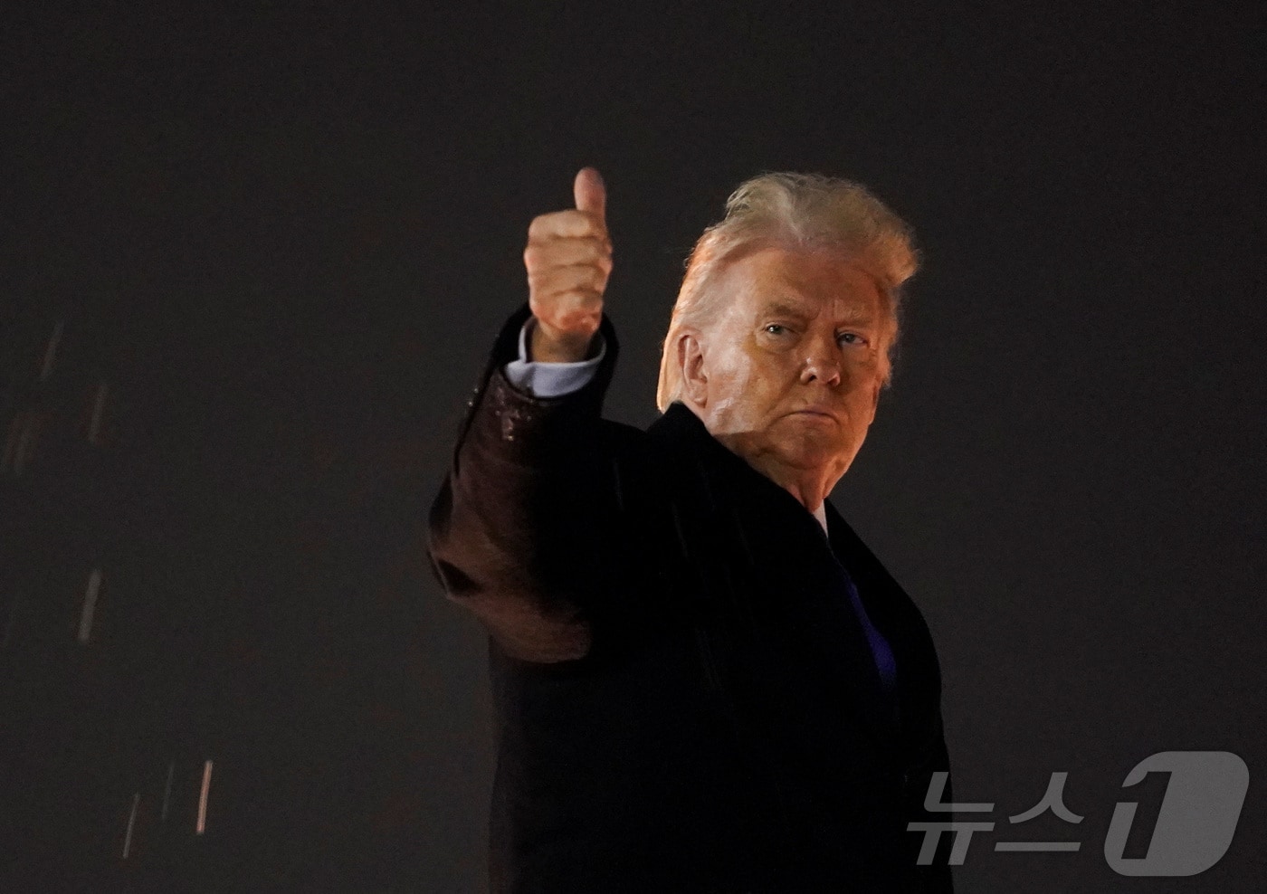 9일(현지시간) 도널드 트럼프 미국 대통령이 메릴랜드주 앤드루스 합동기지에서 플로리다로 향하는 대통령 전용기 '에어포스원'에 탑승하고 있다. 2026.01.09 ⓒ 로이터=뉴스1 ⓒ News1 김지완 기자