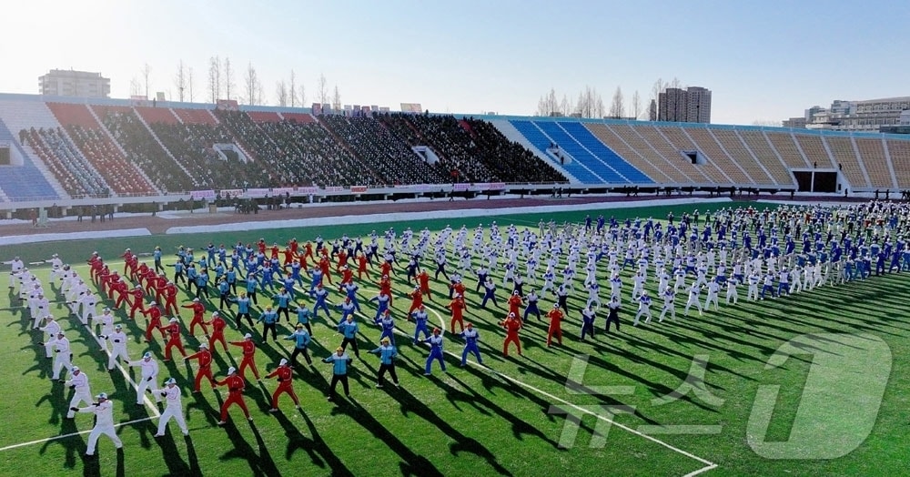 (평양 노동신문=뉴스1) = 북한 노동당 기관지 노동신문은 12일 "각지 인민들이 새해 첫 체육의 날을 맞아 대중 체육활동을 진행했다"라고 보도했다. [국내에서만 사용가능. 재배포 금지. DB 금지. For Use Only in the Republic of Korea. Redistribution Prohibited] rodongphoto@news1.kr