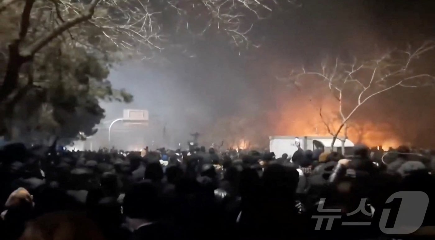 10일(현지시간) 시위대가 이란 라자비 호라산주 마슈하드의 바킬라바드 고속도로에서 전개되는 반정부 시위에 집결하고 있다. 2025.01.10. ⓒ 로이터=뉴스1 ⓒ News1 윤다정 기자