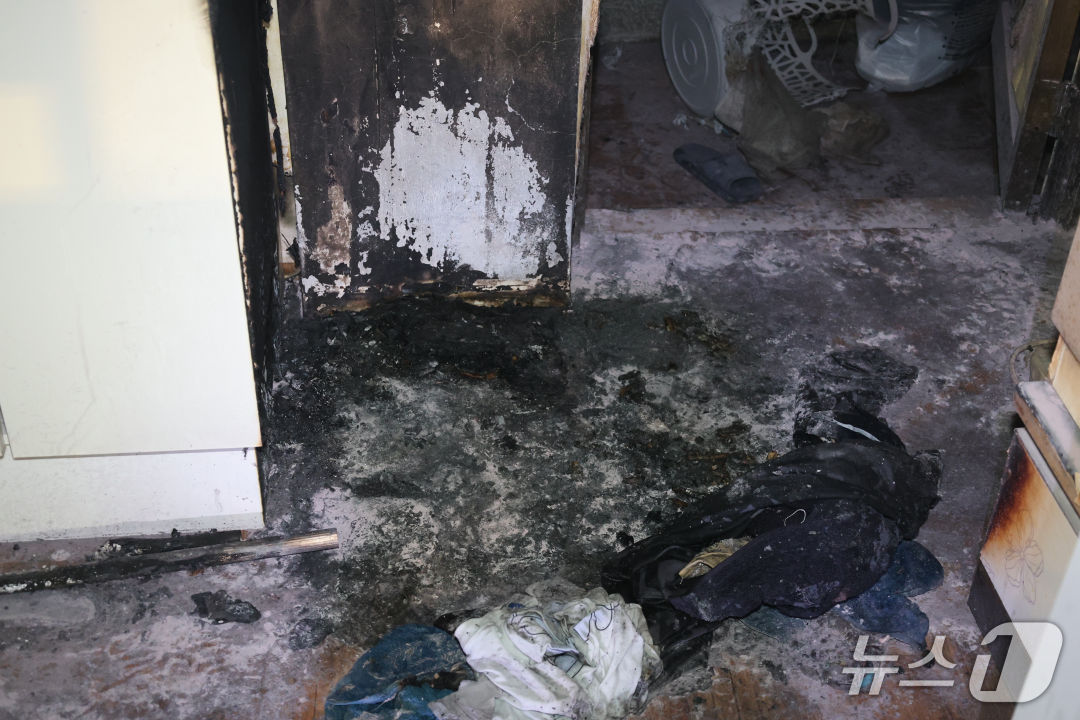 11일 부산 사상구 괘법동 화재 현장.(부산소방재난본부 제공. 재판매 및 DB 금지)