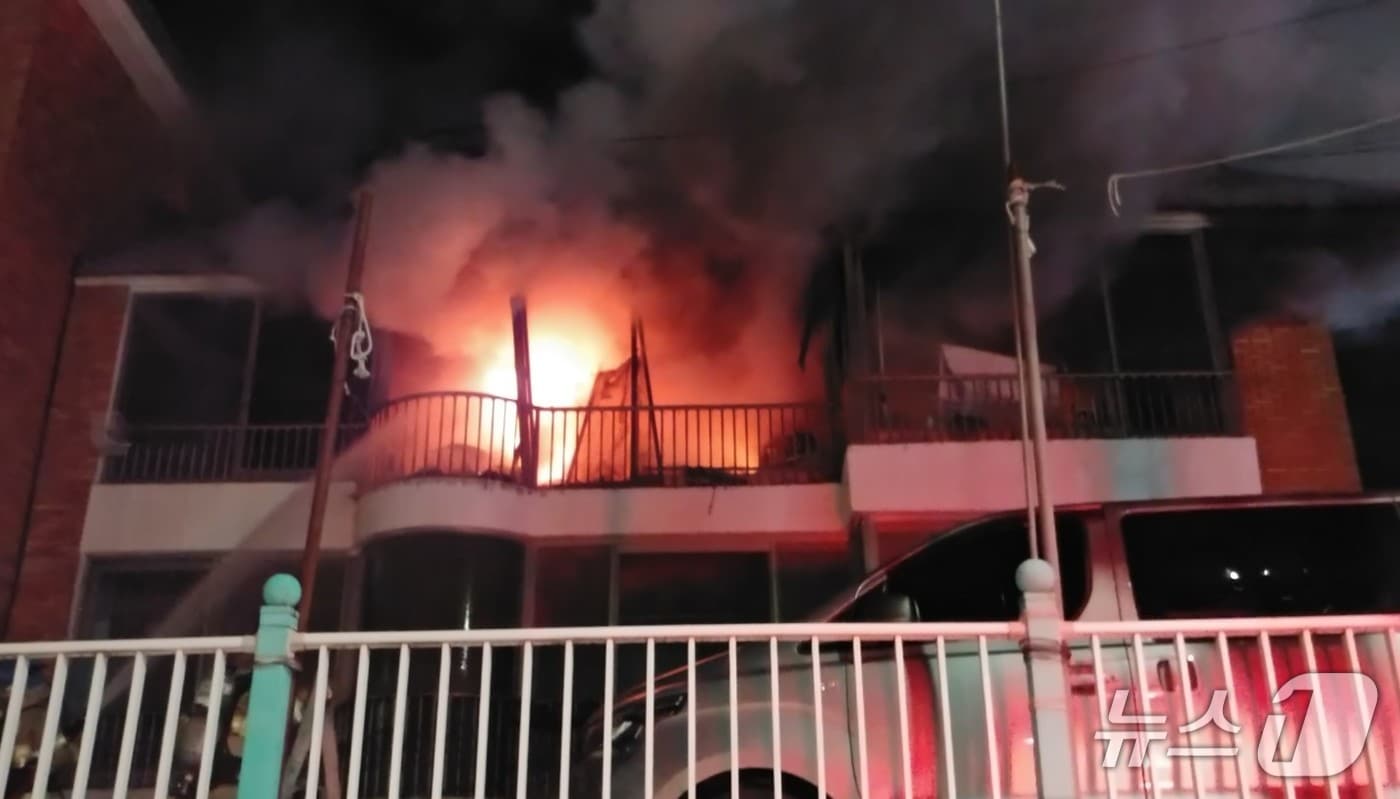 11일 오후 9시3분쯤 경북 김천시 이모면의 한 빌라에서 불이나 화염이 치솟고 있다.(경북소방본부 제공. 재판매 및 DB 금지)2026.1.12/뉴스1