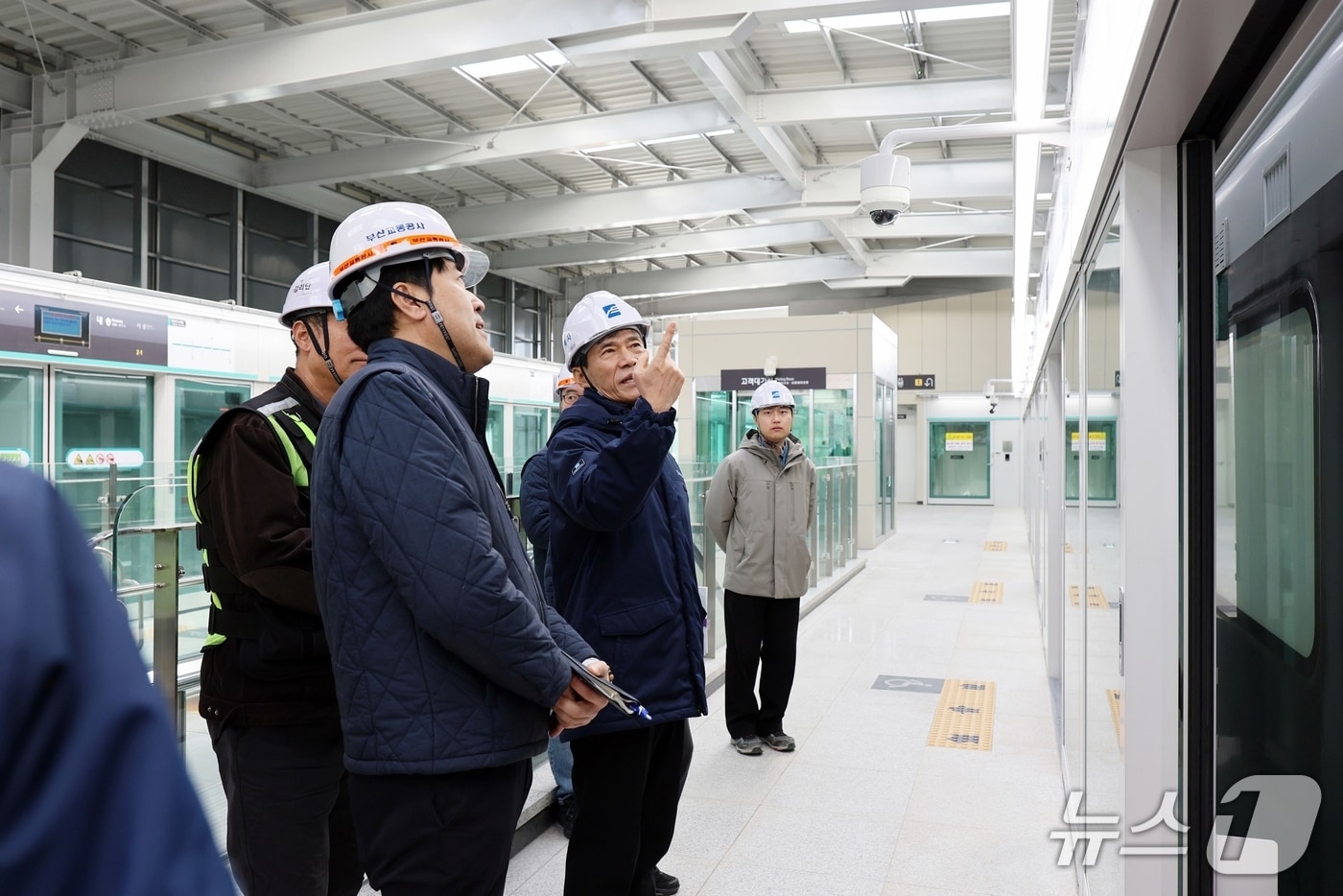 이병진 부산교통공사 사장이 지난 5일 안전점검을 위해 양산선 건설현장을 둘러보는 모습. (부산교통공사 제공. 재판매 및 DB금지)