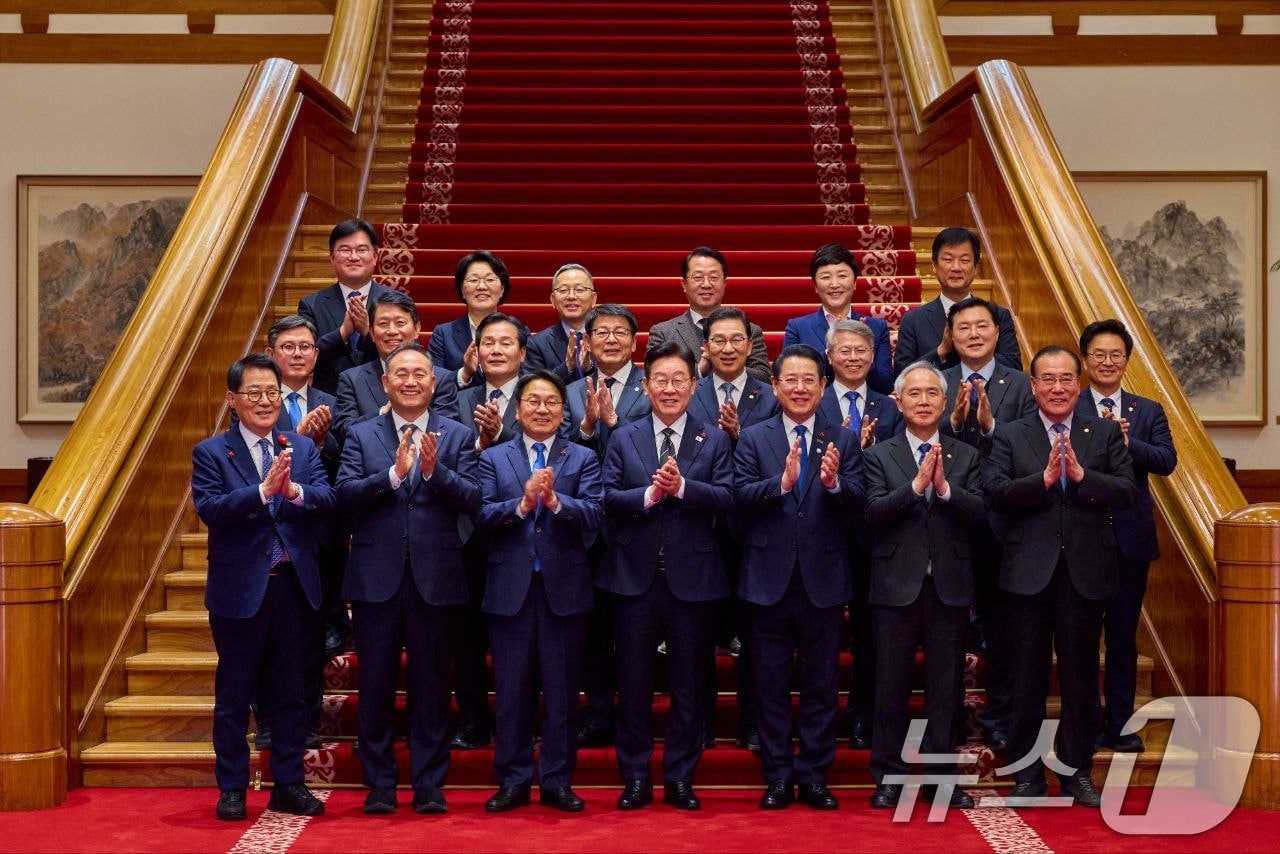 이재명 대통령과 강기정 광주시장, 김영록 전남도지사 그리고 광주전남 지역 국회의원들이 9일 청와대에서 열린 행정통합 관련 간담회 후 기념촬영하고 있다. (전남도 제공. 재판매 및 DB 금지) 2026.1.12 ⓒ 뉴스1DB