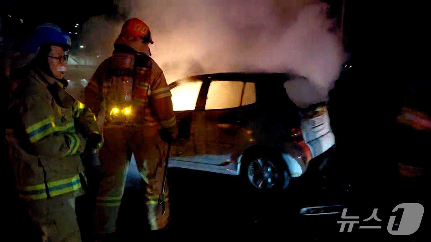 강원 강릉 병산동의 한 공원 주차장 차량 화재 현장.(강원도소방본부 제공, 재판매 및 DB금지0