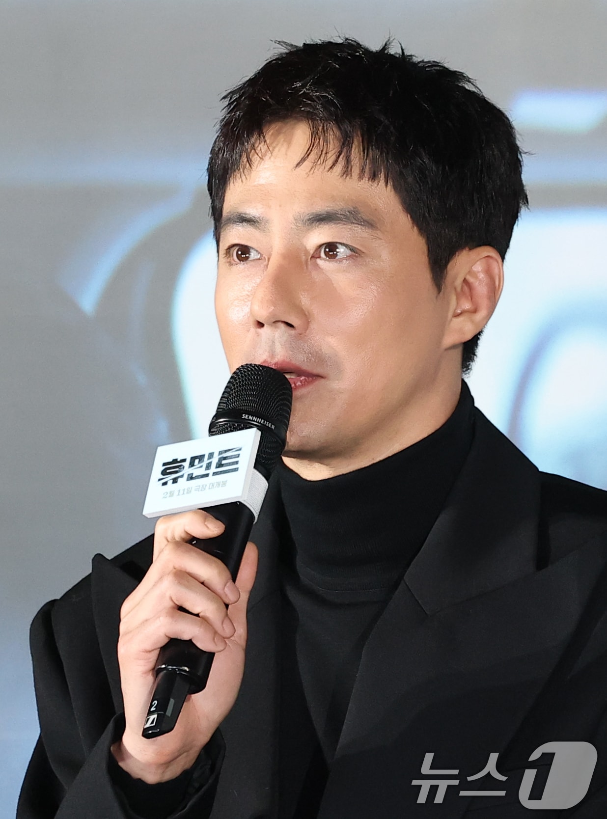 배우 조인성이 12일 서울 광진구 롯데시네마 건대입구에서 열린 영화 '휴민트‘감독 류승완) 제작보고회에 참석해 인사말을 하고 있다. '휴민트'는 비밀도, 진실도 차가운 얼음 바다에 수장되는 블라디보스토크에서 서로 다른 목적을 가진 이들이 격돌하는 이야기를 그린 작품이다. 2026.1.12/뉴스1 ⓒ News1 권현진 기자