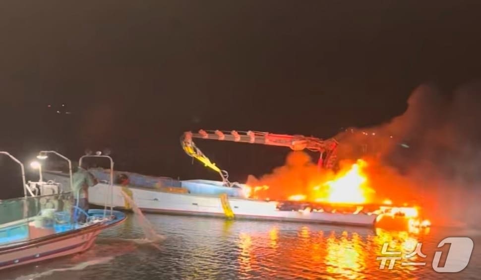 12일 오전 4시 36분쯤 전남 장흥군 노력도 해상에 장기 계류하던 양식장관리선에서 불이 나 해경이 불을 끄로 있다.(완도해경 재판매 및 DB 금지)