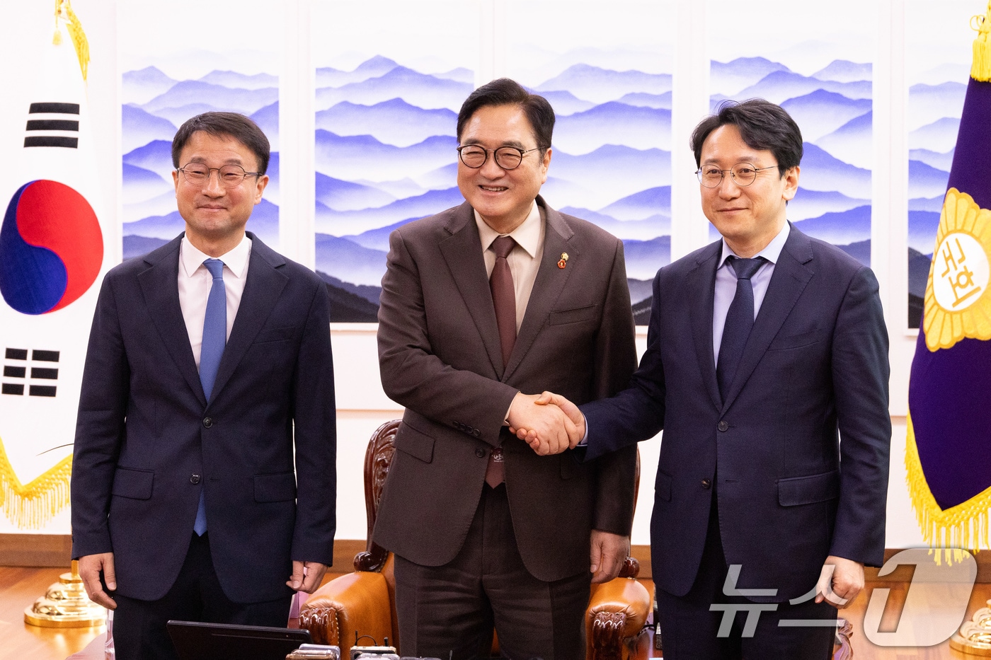 우원식 국회의장(가운데)이 12일 오전 서울 여의도 국회 의장실에서 한병도 더불어민주당 신임 원내대표(왼쪽), 천준호 신임 원내운영수석부대표와 기념촬영을 하고 있다. (공동취재) 2026.1.12/뉴스1 ⓒ News1 유승관 기자