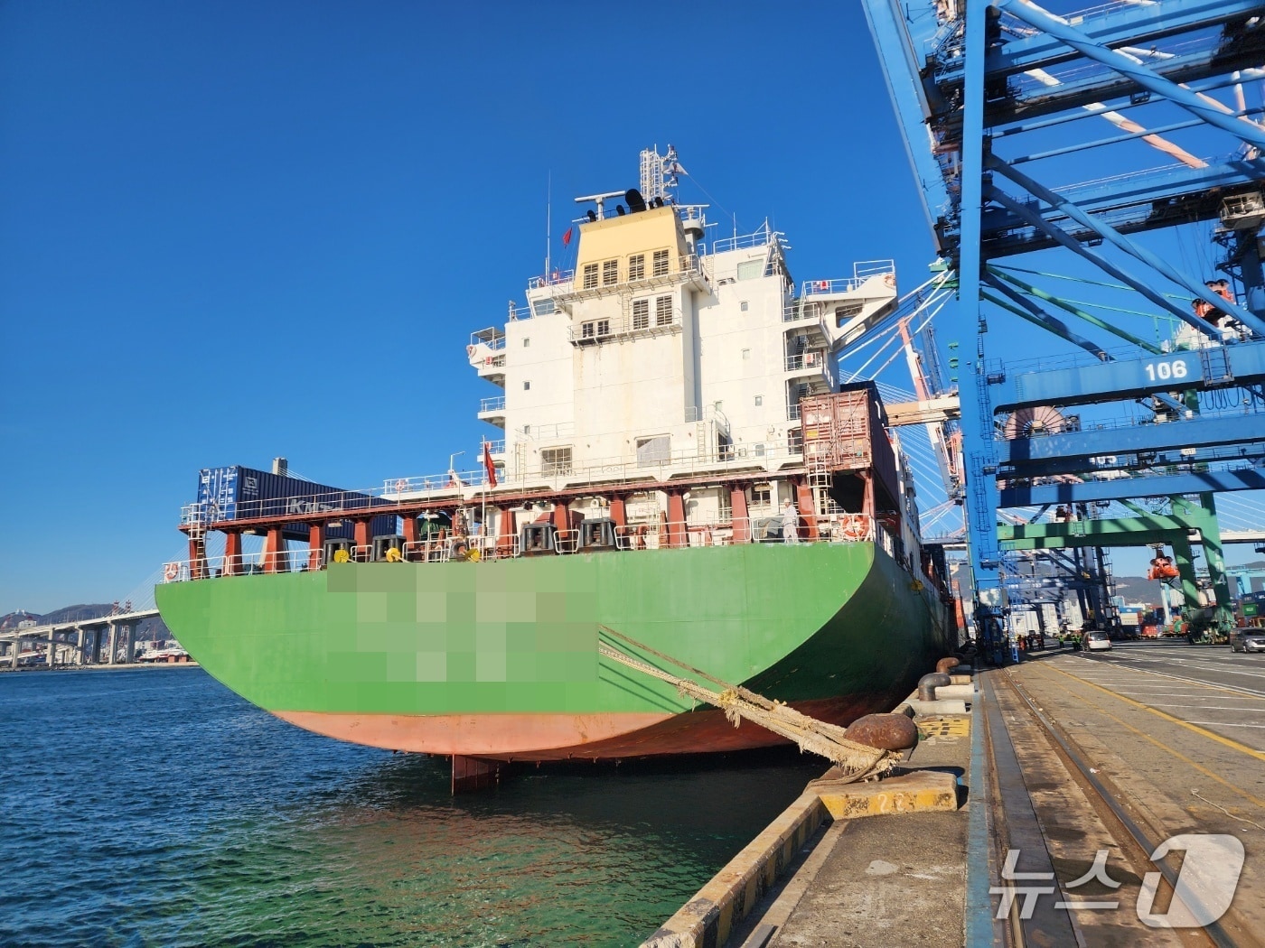 12일 오전 추락해 숨진 중국인 선원이 탑승했던 컨테이너선.(부산해경 제공 .재판매 및 DB 금지)