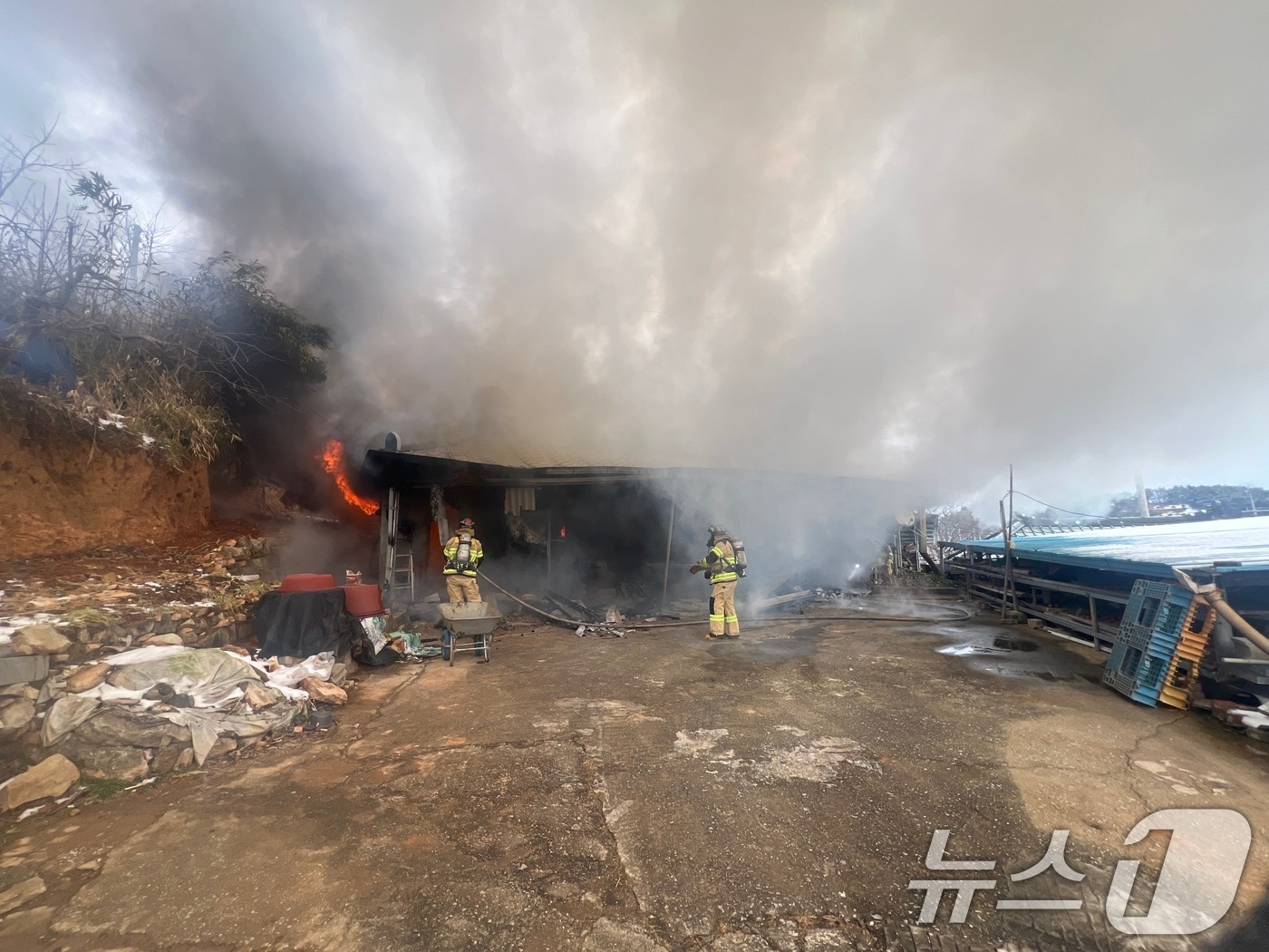 12일 낮 12시 18분쯤 전남 나주시 공산면의 한 주택에서 불이 나 소방당국이 진화를 벌이고 있다. (전남 나주소방서 제공. 재판매 및 DB금지) 2026.1.12/뉴스1 