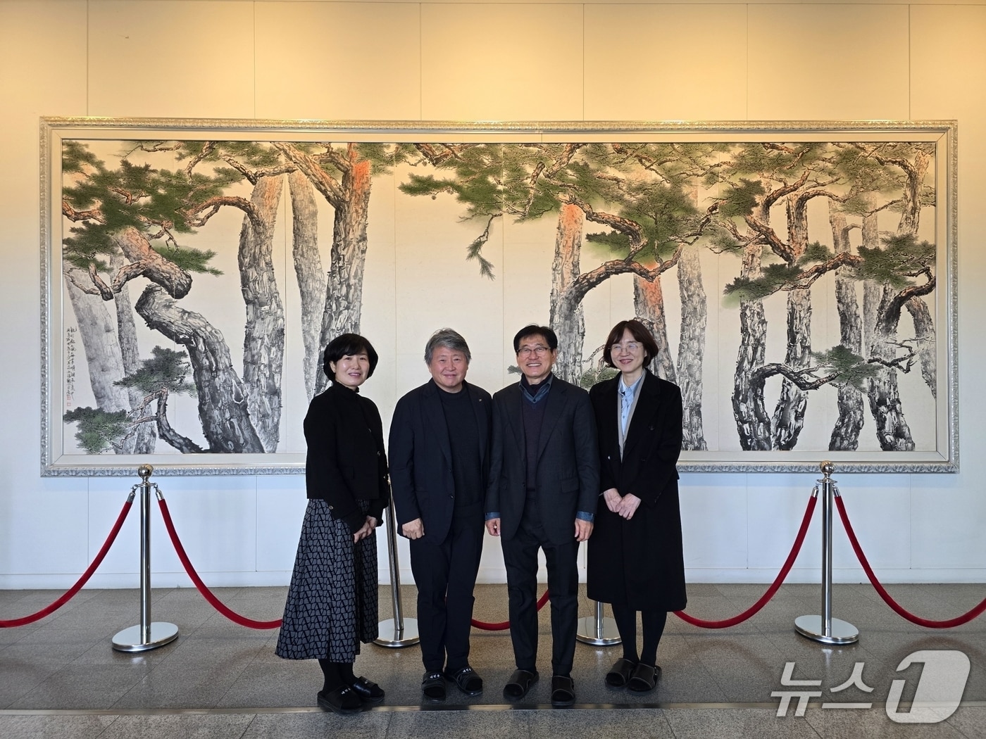 건양대 유학생 현장실습 기관 방문 모습. 왼쪽 두번째부터 건양대 김용하 총장, 경방신약 김충환 대표(건양대 제공.재판매 및 DB 금지)/뉴스1