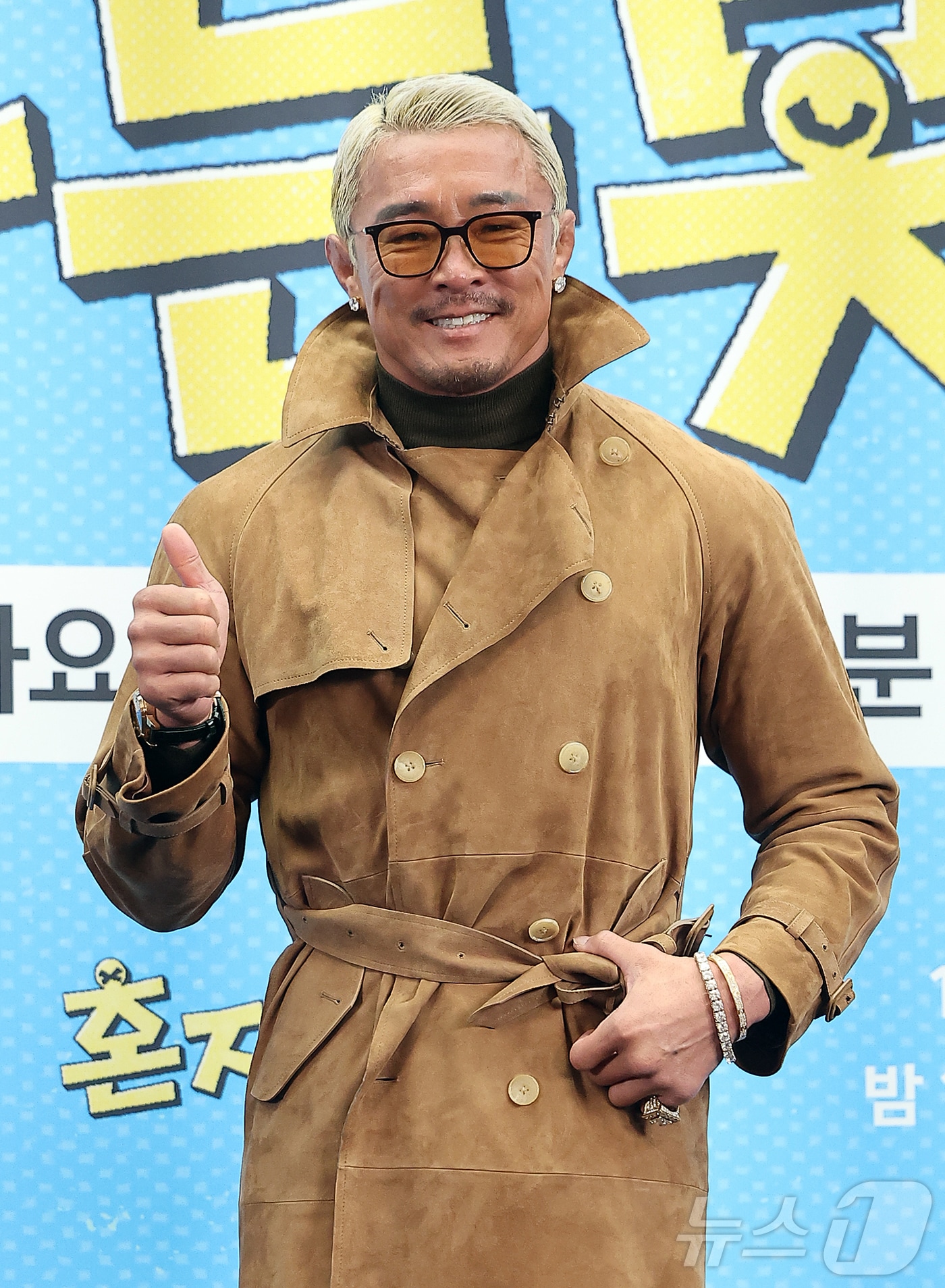 방송인 겸 격투기 선수 추성훈이 12일 오후 서울 마포구 스탠포드호텔코리아에서 열린 JTBC ‘혼자는 못 해’ 제작발표회에 참석해 포즈를 취하고 있다. ‘혼자는 못해’는 게스트 혼자 하기 버겁거나 용기가 없어 미뤄둔 일, 함께 나누고 싶은 모든 일을 같이 해주는 ‘게스트 맞춤 팀플 버라이어티’ 예능으로 오는 13일 첫 방송된다. 2026.1.12/뉴스1 ⓒ News1 김진환 기자