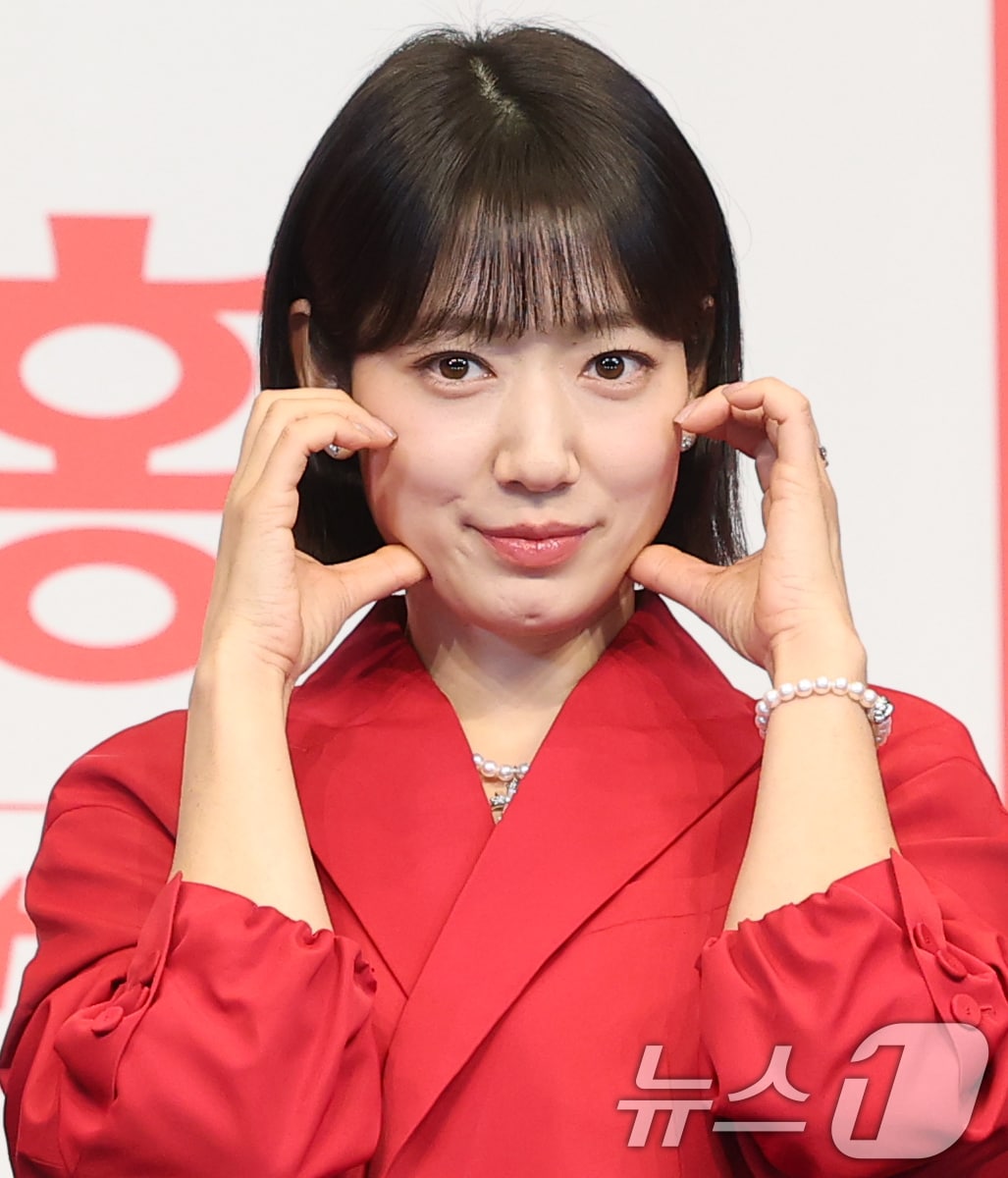 배우 박신혜가 12일 서울 구로구 더링크 호텔에서 열린 tvN 새 토일드라마 ‘언더커버 미쓰홍’(연출 박선호 / 극본 문현경) 제작발표회에 참석해 포즈를 취하고 있다. '언더커버 미쓰홍'은 1990년대 세기말, 30대 엘리트 증권감독관 홍금보(박신혜 분)가 수상한 자금의 흐름이 포착된 증권사에 20살 말단 사원으로 위장 취업하며 벌어지는 좌충우돌 레트로 오피스 코미디 드라마다. 2026.1.12/뉴스1 ⓒ News1 권현진 기자
