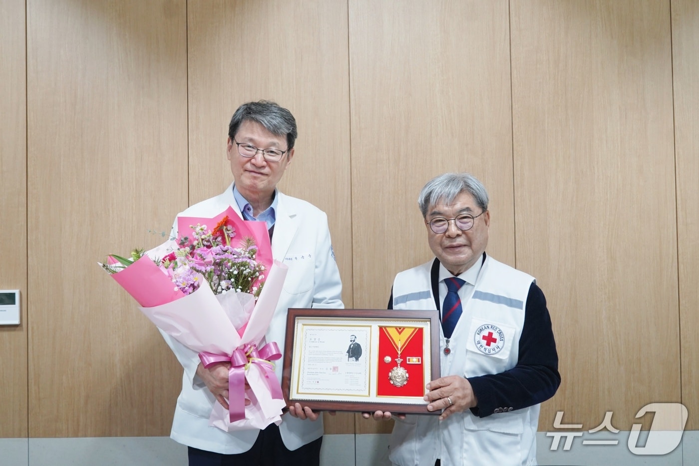 회원유공장 명예대장과 사회공헌유공 표창패 수여식.(대한적십자사 경기도지사 제공)