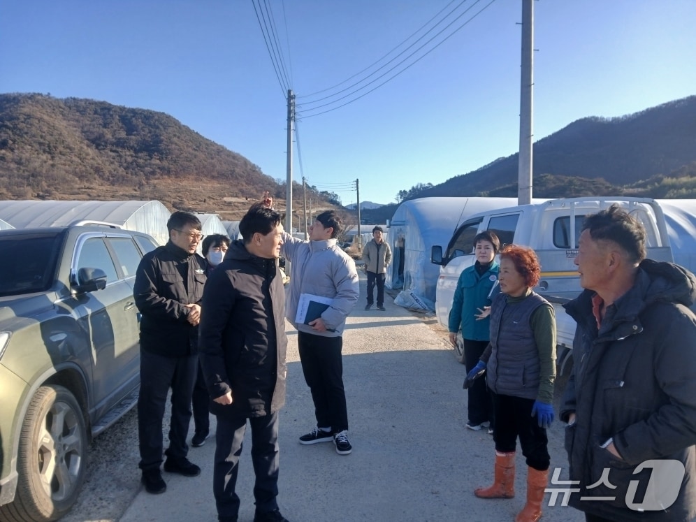 지난 11일 밀양시 공무원들이 강풍 피해를 입은 삼랑진읍 딸기 농가를 방문해 피해 현황을 조사하고 있다.(밀양시 제공. 재판매 및 DB금지)