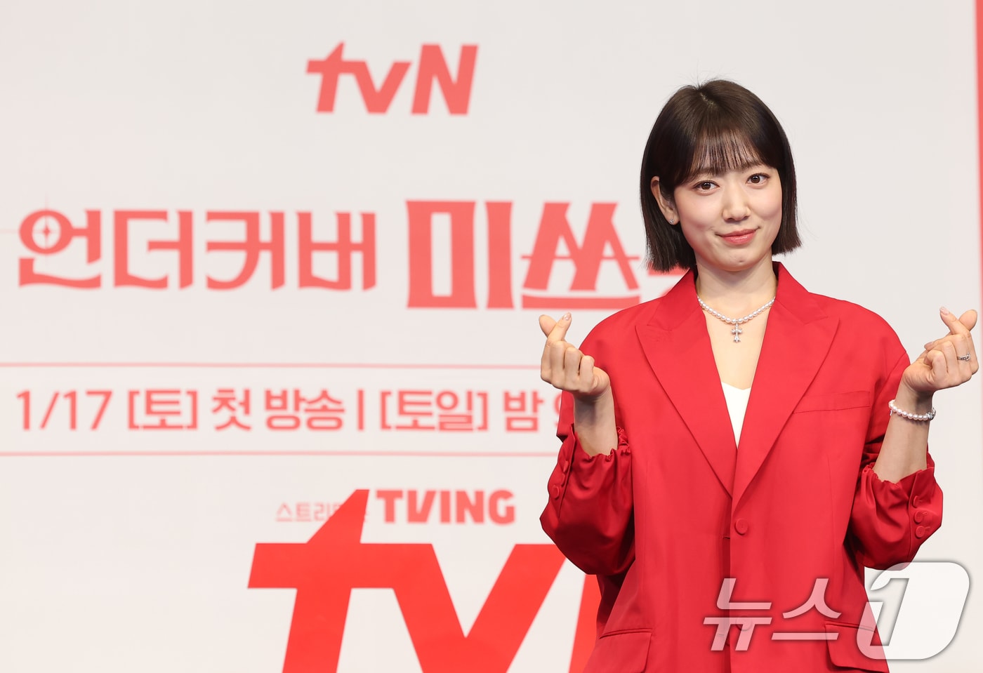 배우 박신혜가 12일 서울 구로구 더링크 호텔에서 열린 tvN 새 토일드라마 ‘언더커버 미쓰홍’(연출 박선호/극본 문현경) 제작발표회에 참석해 포즈를 취하고 있다. '언더커버 미쓰홍'은 1990년대 세기말, 30대 엘리트 증권감독관 홍금보(박신혜 분)가 수상한 자금의 흐름이 포착된 증권사에 20살 말단 사원으로 위장 취업하며 벌어지는 좌충우돌 레트로 오피스 코미디 드라마다. 2026.1.12/뉴스1 ⓒ News1 권현진 기자