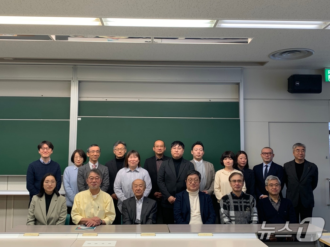 일본 홋카이도대학교에서 열린 ‘재일동포와 정체성’ 주제 국제학술회의에서 참석자들이 기념사진을 촬영하고 있다.(인하대 제공. 재배포 및 DB금지)2026.1.12/뉴스1