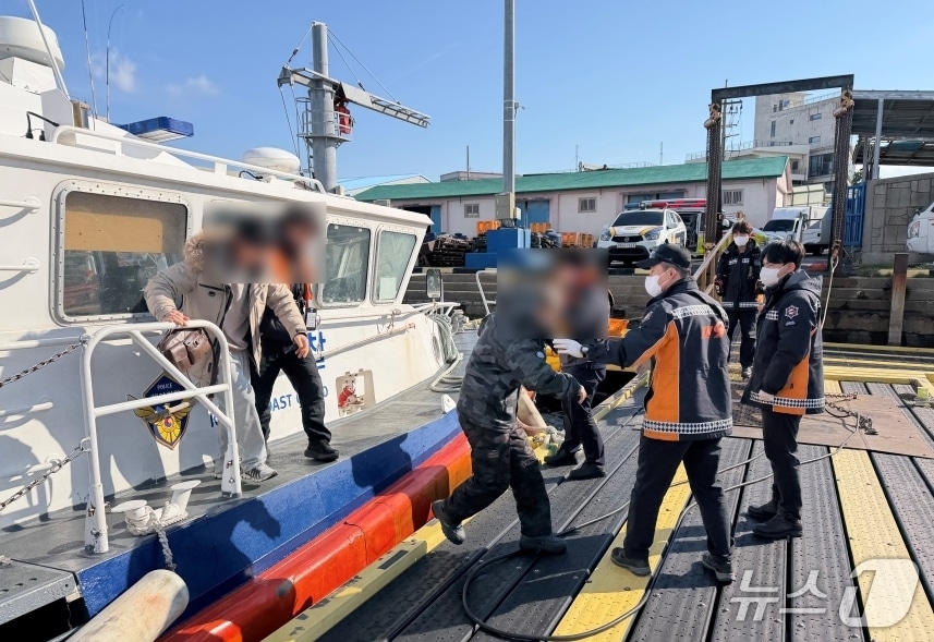 서귀포해경이 9일 오전 우도 인근 해상에서 조업 중 피 섞인 구토 증상을 보인 선원을 구조하고 성산항에서 소방대원에게 인계하고 있다. (서귀포해경 제공. 재판매 및 DB 금지) 