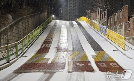 강원 태백시 장성초교 주변 열선 설치 도로. (태백시 제공. 재판매 및 DB금지) 2026.1.12/뉴스1