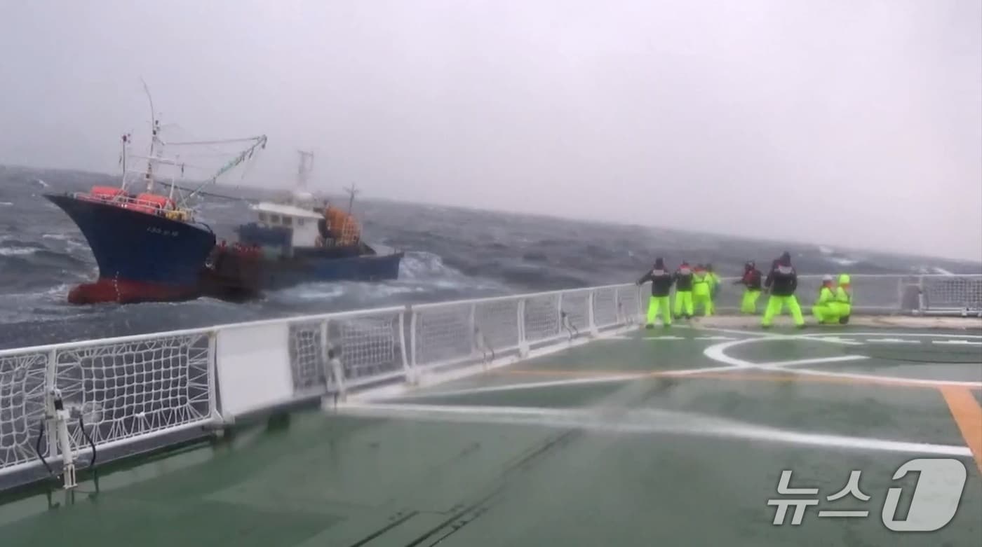 악천후 속 어선 예인모습.(동해해경청 제공, 재판매 및 DB 금지) 2026.1.12/뉴스1