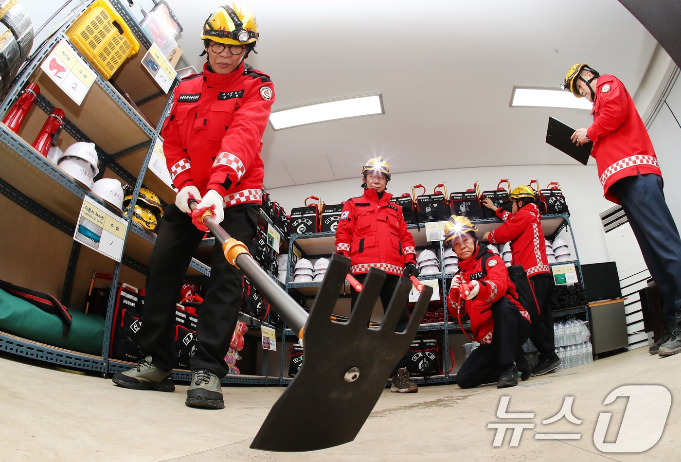 겨울철 건조한 날씨가 이어진 지난 12일 대구 동구 지묘동 서원연경공원 산불대응센터에서 산불전문진화대원들이 장비를 점검하고 있다.  2026.1.12/뉴스1 ⓒ News1 공정식 기자