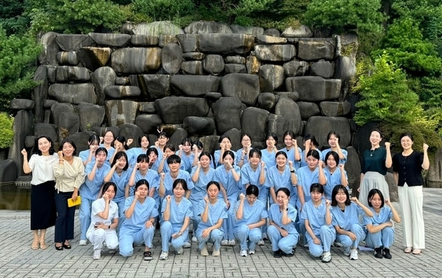 청주대학교 치위생학과 교수들과 졸업 예정자들.(청주대 제공. 재판매 및 DB금지)/뉴스1
