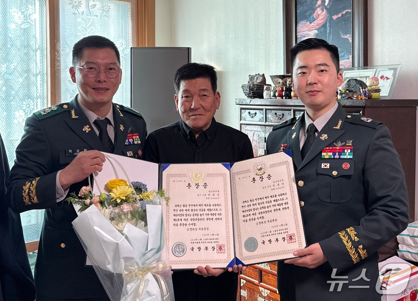 육군 50보병사단 경주대대가 12일 6.25전쟁 때 전공을 세운 참전용사 고 양귀상 이병 유족에게 화랑무공훈장을 전수했다.(육군 50보병사단 경주대대 제공, 재판매 및 DB금지) 2026.1.12/뉴스1 