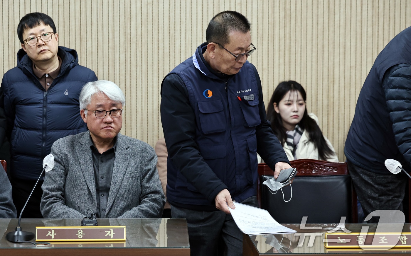 김정환 서울시버스운송사업조합 이사장(왼쪽)과 박점곤 서울시 버스노동조합 위원장이 12일 오후 서울 영등포구 서울지방노동위원회에서 열린 특별조정위원회 사후 조정회의에 참석하고 있다. 2026.1.12/뉴스1 ⓒ News1 구윤성 기자