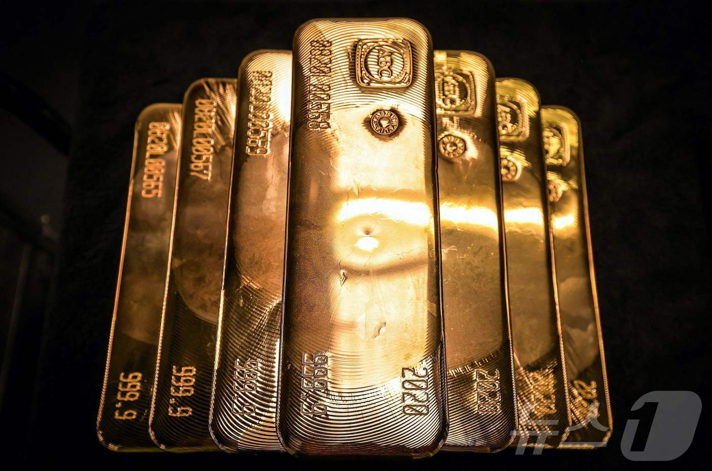 시드니 ABC 정유공장에서 검사가 끝난 금괴 바. 미국 법무부가 11일(현지시간) 연방준비제도를 조사 대상으로 삼은 후 금과 은화는 사상 최고치를 기록했다. 2026.1.11 ⓒ AFP=뉴스1 ⓒ News1 김경민 기자