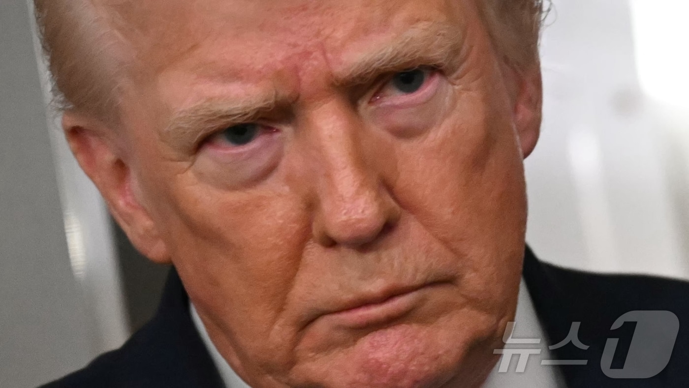 도널드 트럼프 미국 대통령은 11일(현지시간) 플로리다주에서 메릴랜드주 앤드루스 합동기지로 향하는 대통령 전용기 에어포스원 안에서 기자들에게 델시 로드리게스 베네수엘라 임시대통령과 원만하게 협력하고 있다고 말했다. 2026.1.11 ⓒ AFP=뉴스1 ⓒ News1 김경민 기자