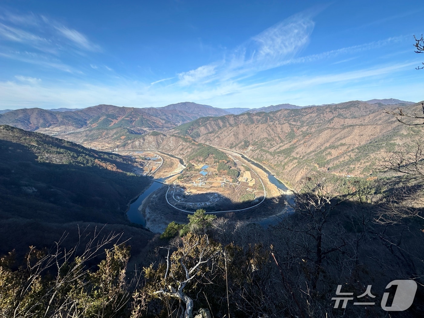강원 정선군이 최근 23억 원을 들여 정선읍 일원의 명산을 하나로 잇는 70㎞ 규모의 순환 숲길인 '정선 짜들박길' 전 구간을 개통한 가운데, 군은 이 숲길을 동절기 안정화 기간을 거쳐 3월 정식으로 개방할 예정이다. (정선군 제공. 재판매 및 DB금지) 2026.1.12/뉴스1