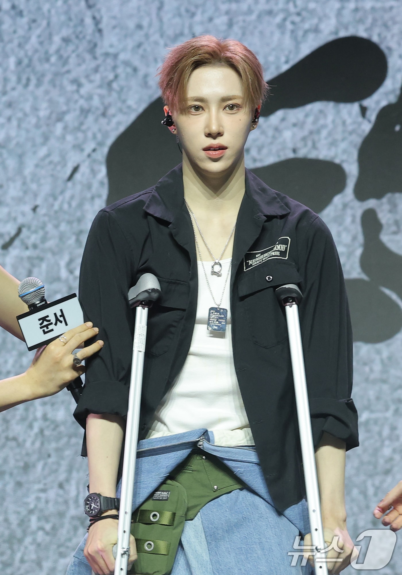 그룹 알파드라이브원(ALD1)의 아르노가 12일 서울 용산구 블루스퀘어 SOL트래블홀에서 열린 미니 1집 'EUPHORIA'(유포리아) 발매 쇼케이스에서 목발을 짚고 들어서고 있다. 2026.1.12/뉴스1 ⓒ News1 권현진 기자