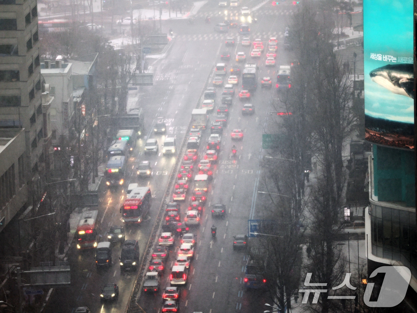 눈이 내리는 12일 오후 서울 남대문로 일대가 차량 정체를 빚고 있다. 2026.1.12/뉴스1 ⓒ News1 황기선 기자