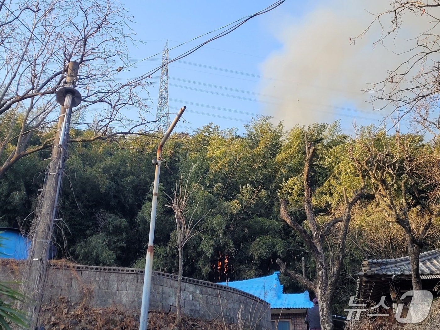 12일 오후 3시 48분께 울산시 울주군 온양읍 내광리의 한 농막에서 불이 나 진화 작업을 벌이고 있다.(울산소방 제공. 재판매 및 DB금지)/뉴스1
