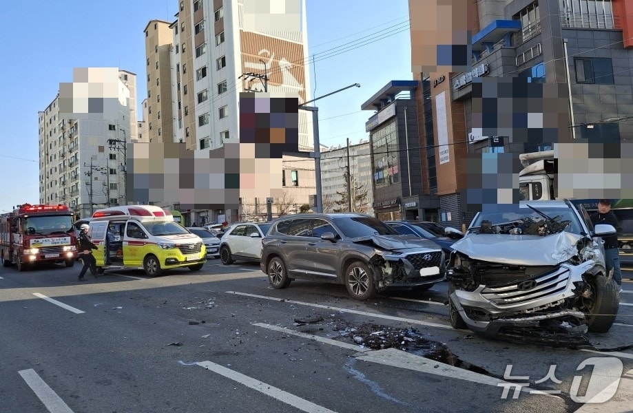 12일 오후 3시5분쯤 경북 경주시 현곡면 금장리 교차로에서 SUV 2대와 시내버스가 잇따라 충돌해 12명이 중경상을 입었다.(경북소방본부 제공, 재판매 및 DB금지) 2026.1.12/뉴스1 