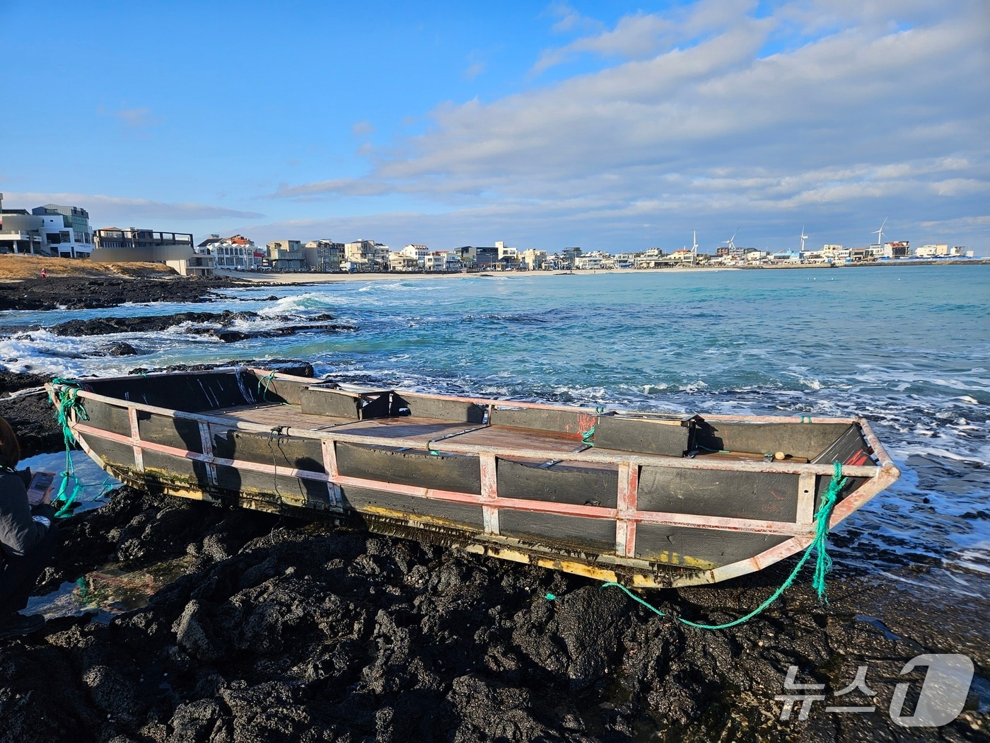 12일 오전 제주시 구좌읍 월정리 해안가에서 발견된 목선.(제주해양경찰서 제공. 재판매 및 DB 금지)