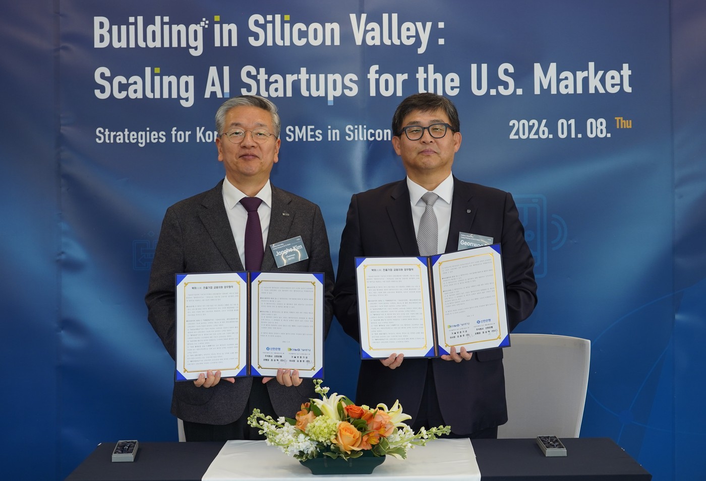지난 8일(현지시간) 미국 실리콘밸리에 위치한 기술보증기금 실리콘밸리지점에서 진행된 북미 진출 국내기업 금융지원 확대를 위한 업무협약식에서 도건우 신한은행 미주지역본부장(오른쪽)과 김종호 기술보증기금 이사장이 기념촬영하는 모습.