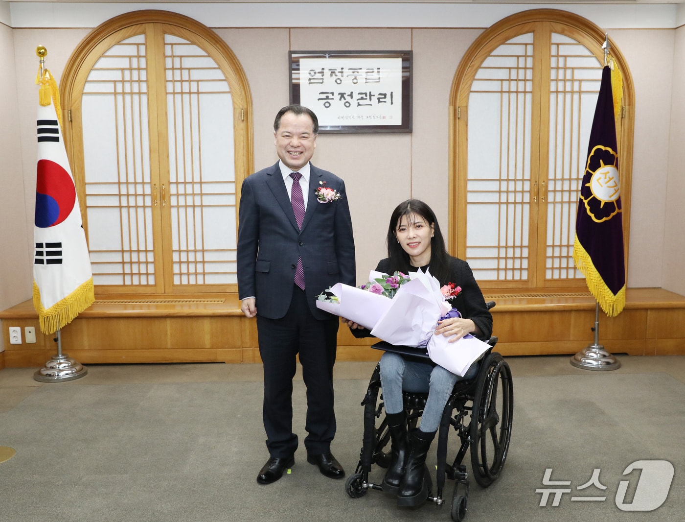 12일 열린 비례대표국회의원 의석승계자결정통지서 수여식에서 위철환 중앙선관위 상임위원과 이소희 국회의원이 기념사진을 촬영하고 있다. (중앙선관위 제공)