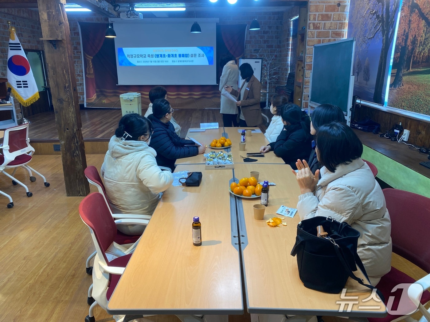 하동 쌍계초등학교 학부모들이 12일 학교 도서관에서 쌍계초-화계초 통폐합 설문조사 투표를 진행하고 있다.(하동교육지원청 제공. 재판매 및 DB금지)