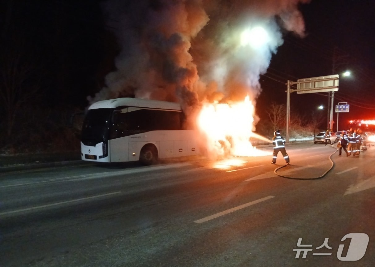 12일 오전 5시 14분쯤 충북 청주시 상당구 지북동 주차된 47인승 통근 버스에서 불이 나 소방 당국이 화재를 진압하고 있다.(청주동부소방서 제공. 재판매 및 DB금지)/뉴스1