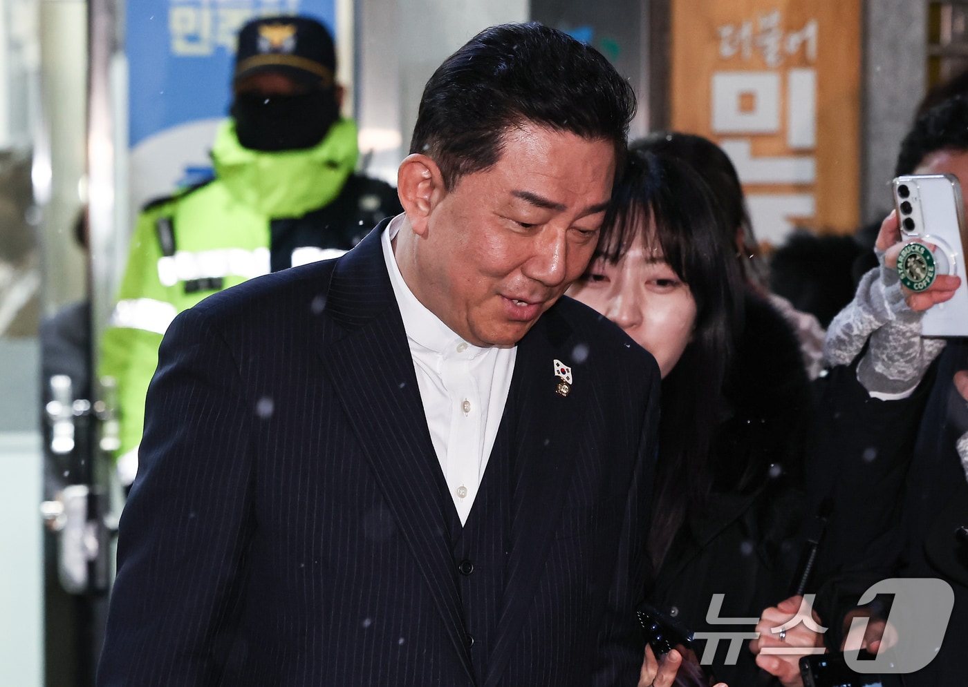 김병기 더불어민주당 전 원내대표가 12일 서울 여의도 중앙당사에서 열린 윤리심판원 회의에 출석해 소명 후 당사를 나서고 있다. 2026.1.12/뉴스1 ⓒ News1 김도우 기자