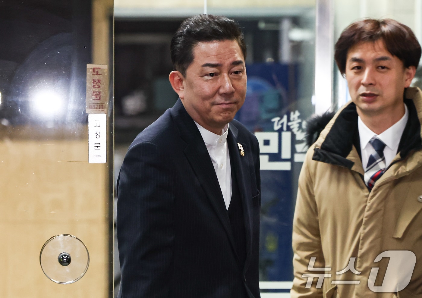 김병기 더불어민주당 전 원내대표가 12일 서울 여의도 중앙당사에서 열린 윤리심판원 회의에 출석해 소명 후 당사를 나서고 있다. 2026.1.12/뉴스1 ⓒ News1 김도우 기자