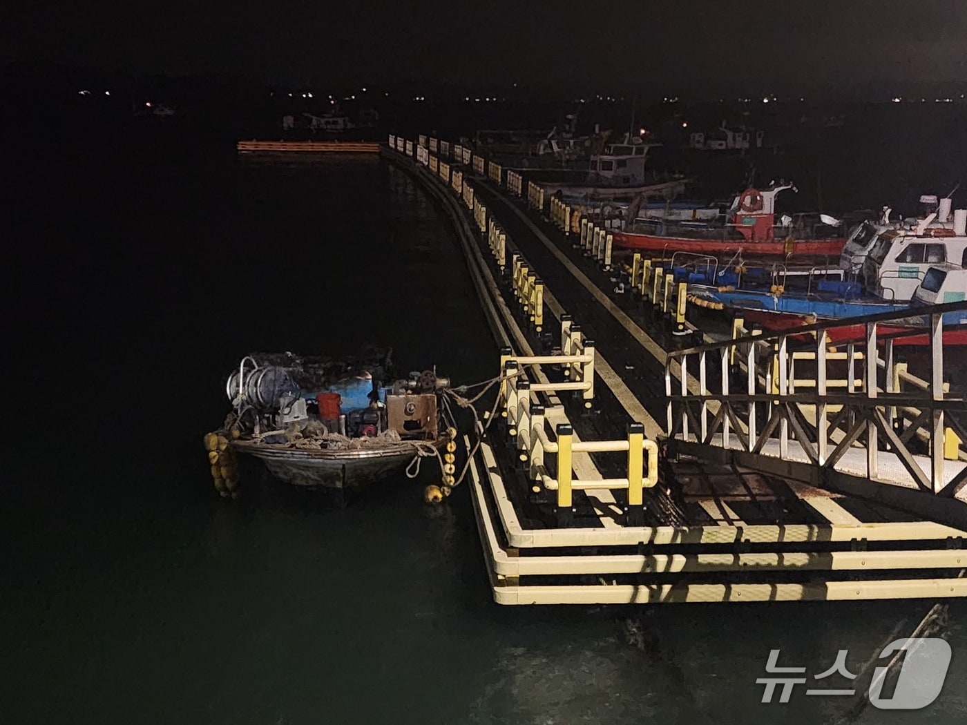  태안 안면읍 내포항 선박 화재 현장. (태안소방서 제공, 재판매 및 DB금지) / 뉴스1