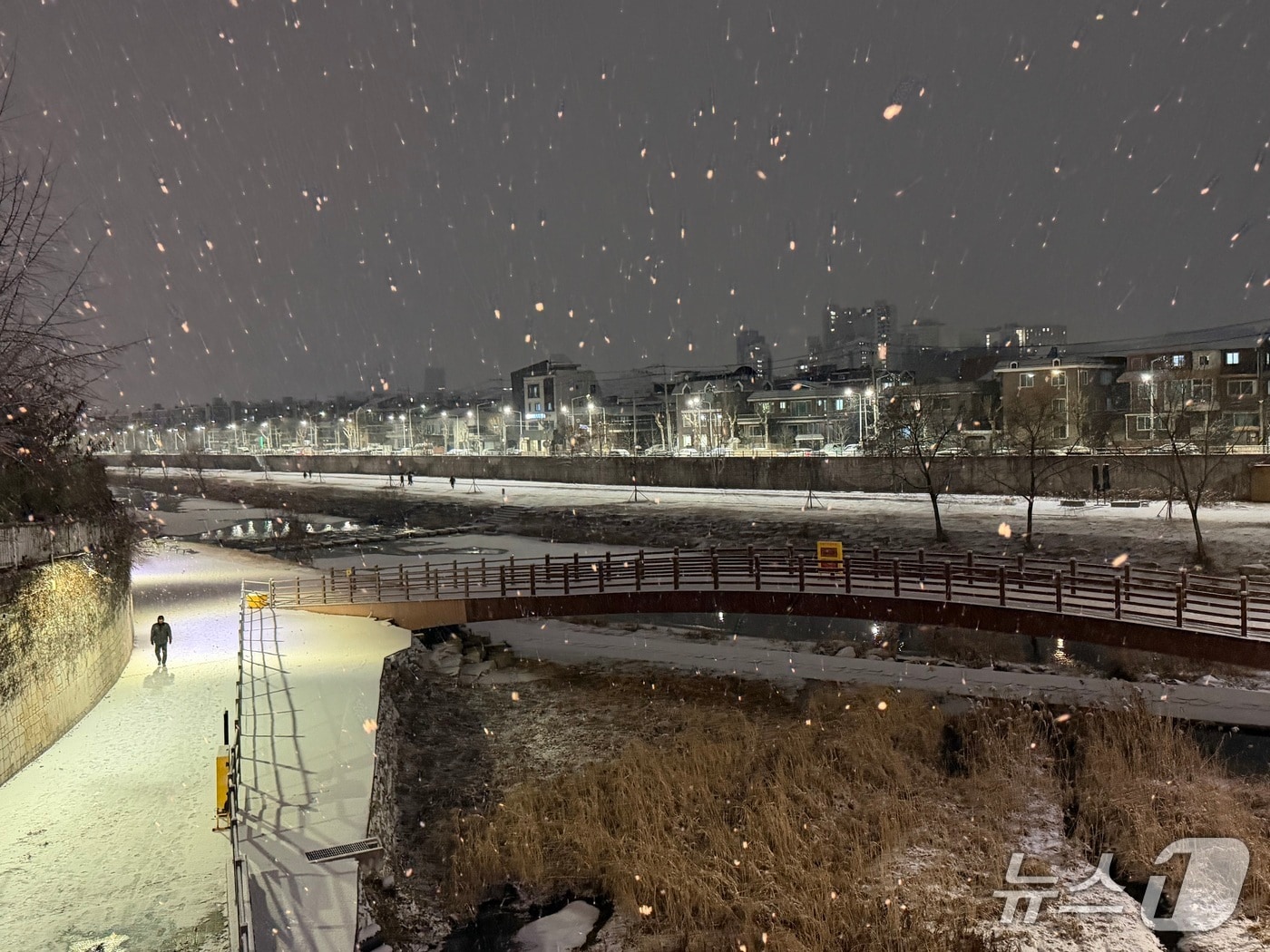 12일 오후 강원 춘천 퇴계동 공지천 산책로 일대에 눈이 내리고 있다.2026.1.12 /뉴스1 한귀섭 기자