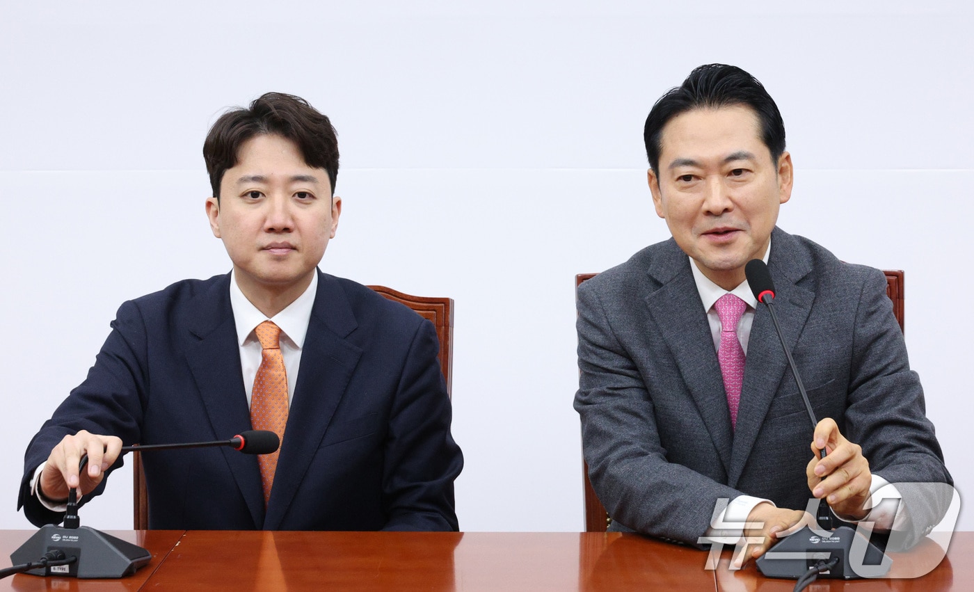 지난 1월 13일 국회에서 만난 장동혁 국민의힘 대표와 이준석 개혁신당 대표. 2026.1.13 ⓒ 뉴스1 신웅수 기자